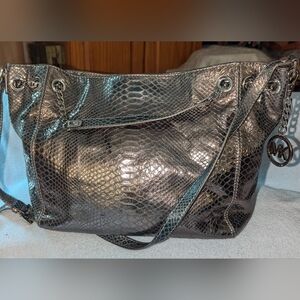 Michael Kors Jet Set chain metallic shoulder bag.
